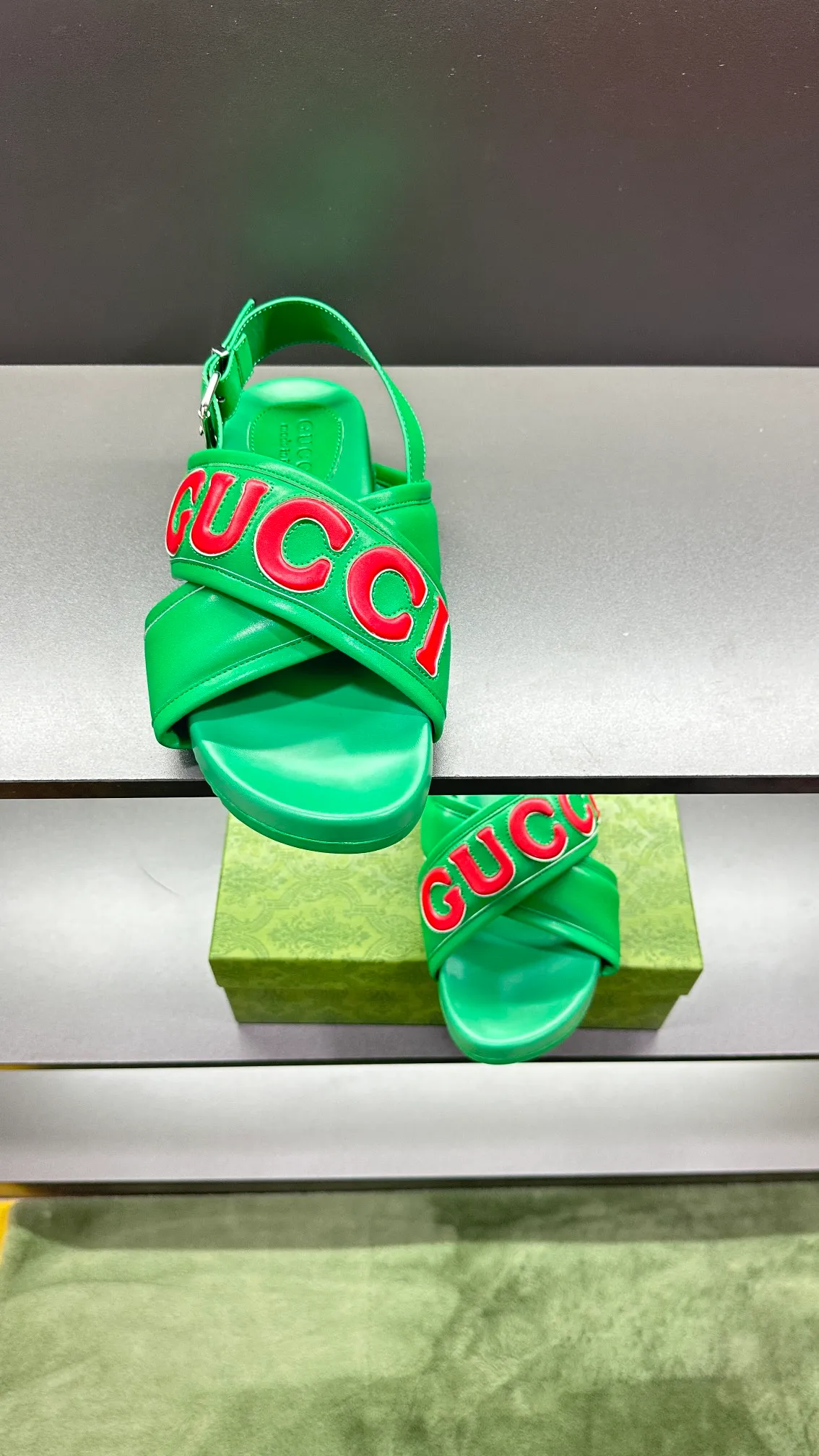 [G Family Couple Style] P: 320💰Female size 36~40 Men's size 39~45, (46. Custom-made GG slippers for men and women. This slipper is made of GG polyester fiber and is decorated with a Gucci label on the front, which adds a striking logo feel to the style. Beige GG recycled polyester fiber, same size for men and women, leather trim